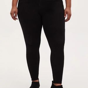 Torrid Bombshell Skinny Black Wash premium stretch